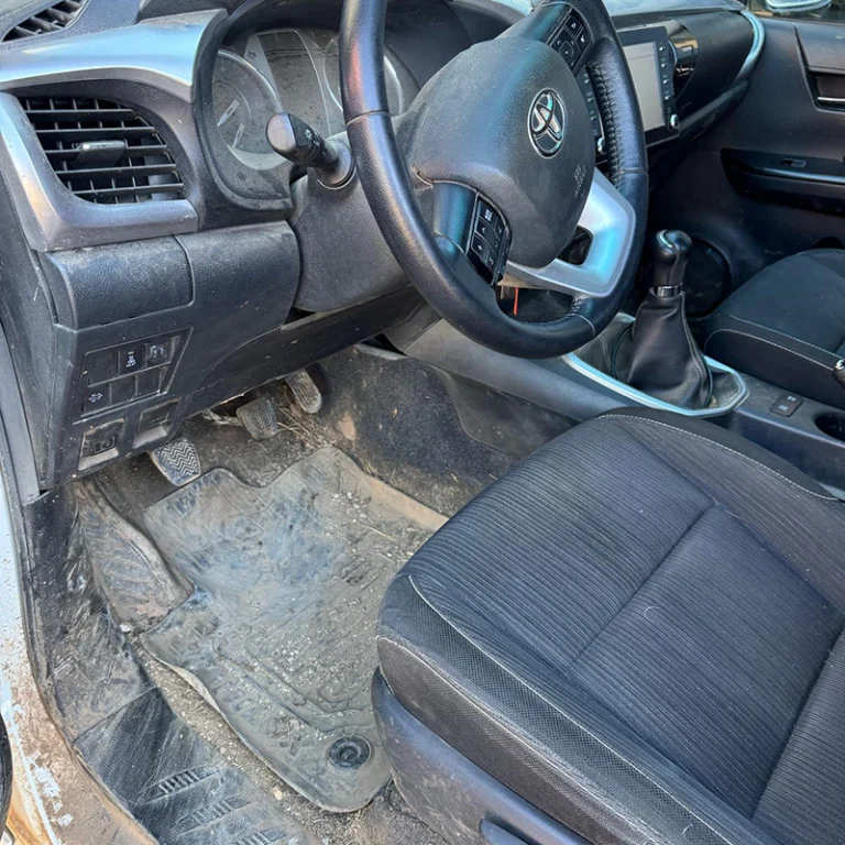 Véhicule avant nettoyage complet à Périgueux